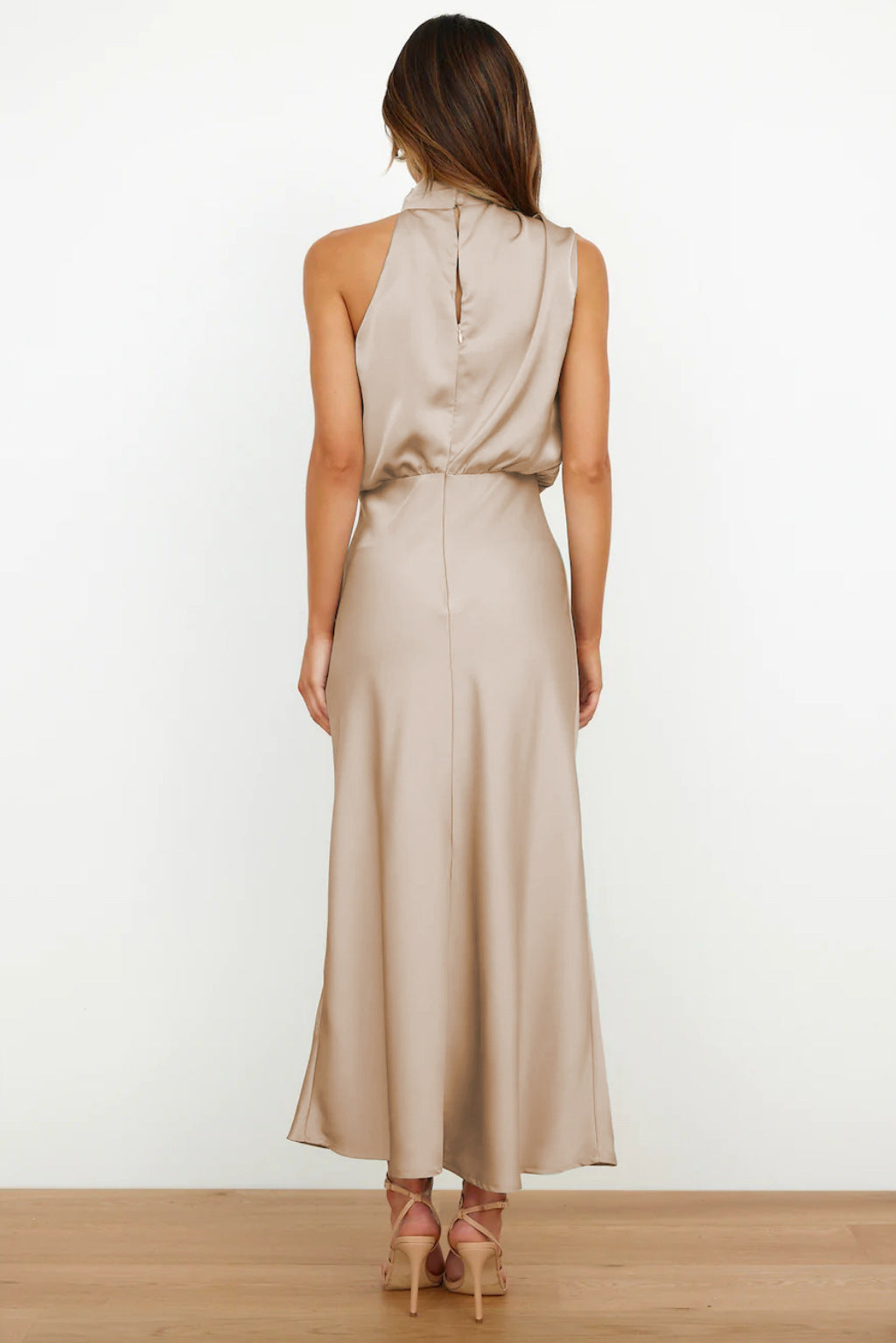 Lydia | Abito lungo con scollatura a halterneck