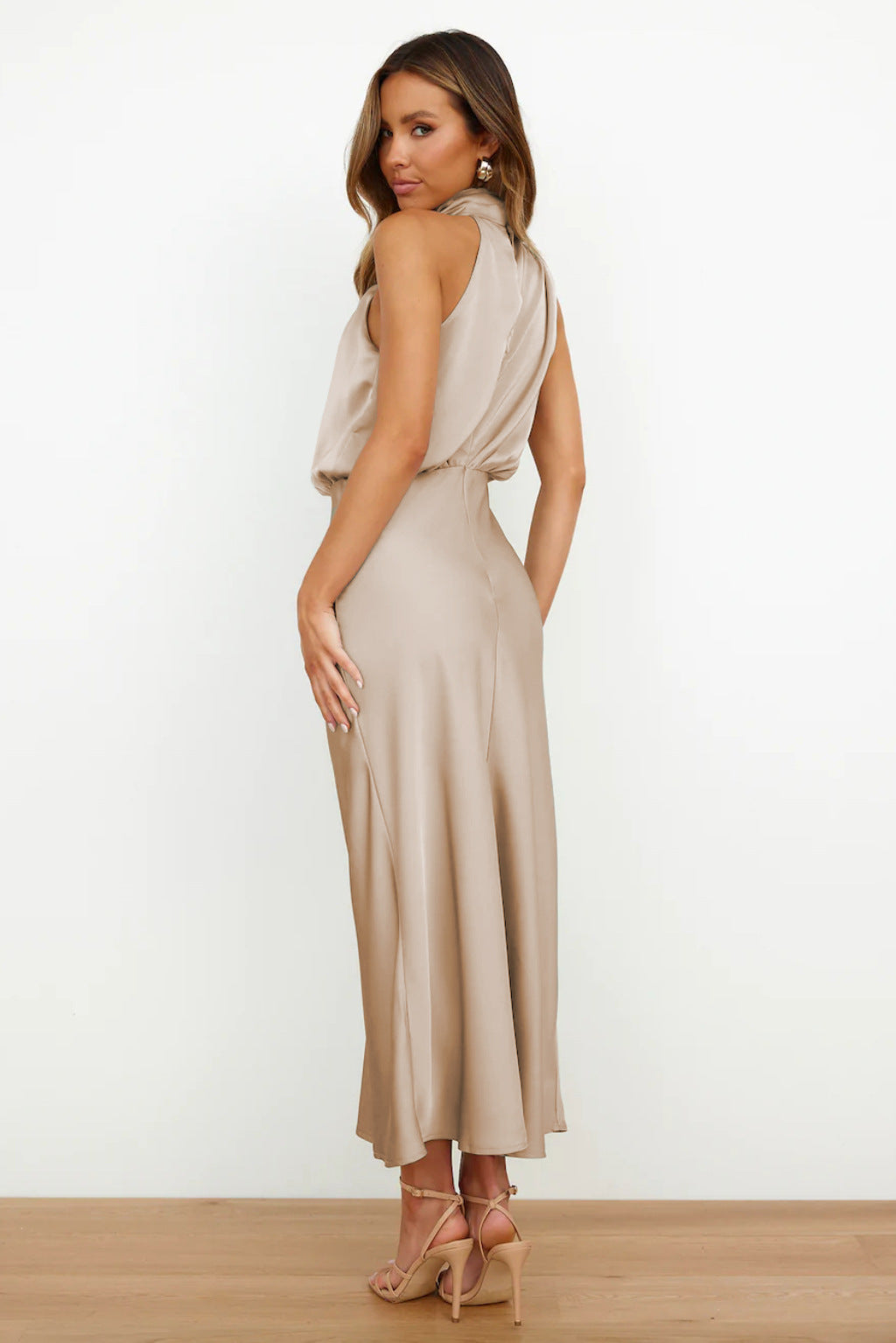 Lydia | Abito lungo con scollatura a halterneck